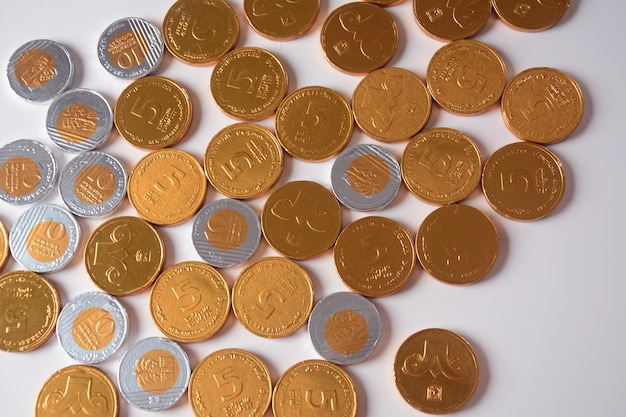 Stapel chocolade shekel munten als een concept voor financiën