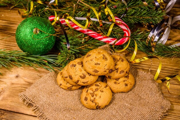 Stapel chocoladekoekjes op zak voor kerstversiering