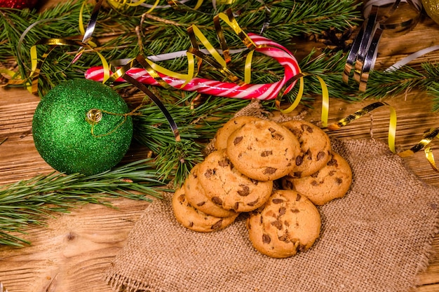 Stapel chocoladekoekjes op zak voor kerstversiering