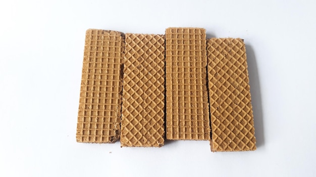 Stapel chocoladewafels die op witte achtergrond worden geïsoleerd