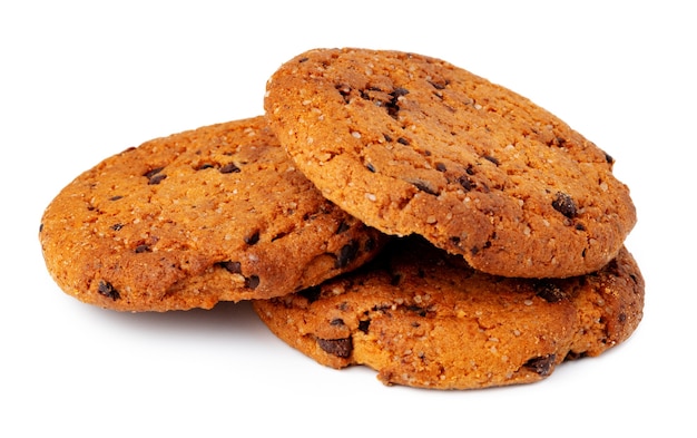 Stapel chocolate chip cookies geïsoleerd op een witte achtergrond close-up