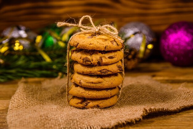 Stapel de chocoladeschilferkoekjes op jute voor kerstversiering