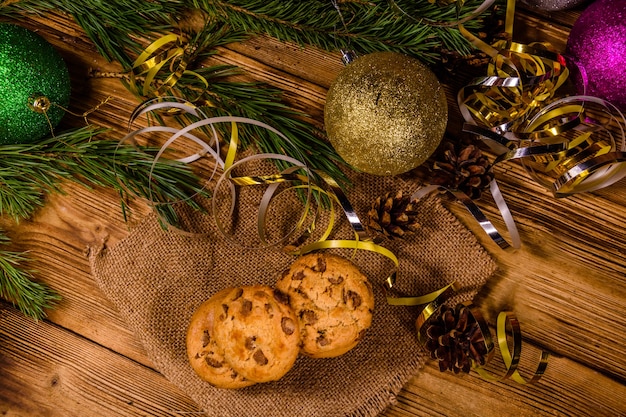 Stapel de chocoladeschilferkoekjes op jute voor kerstversiering