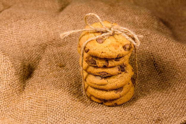 Stapel de chocoladeschilferkoekjes op jute