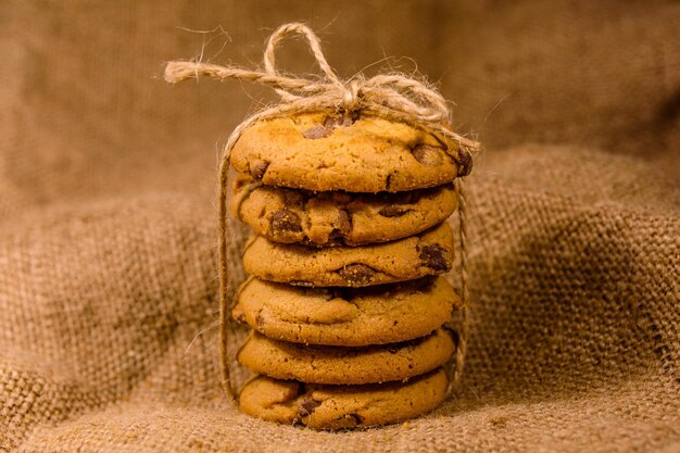 Stapel de chocoladeschilferkoekjes op jute