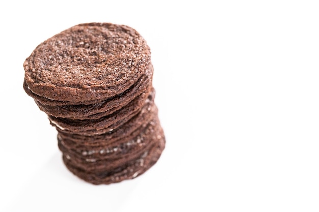 Stapel de vers gebakken chocoladekoekjes.