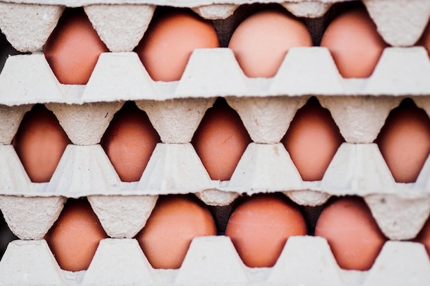 Foto stapel eieren in dozen voor verkoop op de markt