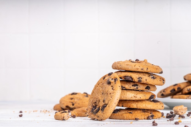 Stapel en plaat van chocoladeschilferkoekjes