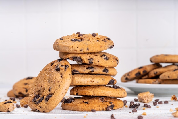 Stapel en plaat van chocoladeschilferkoekjes