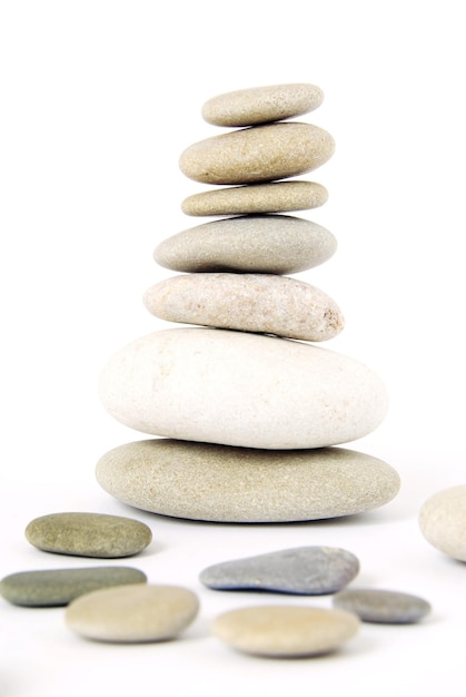 Stapel evenwichtige stenen op een witte achtergrond