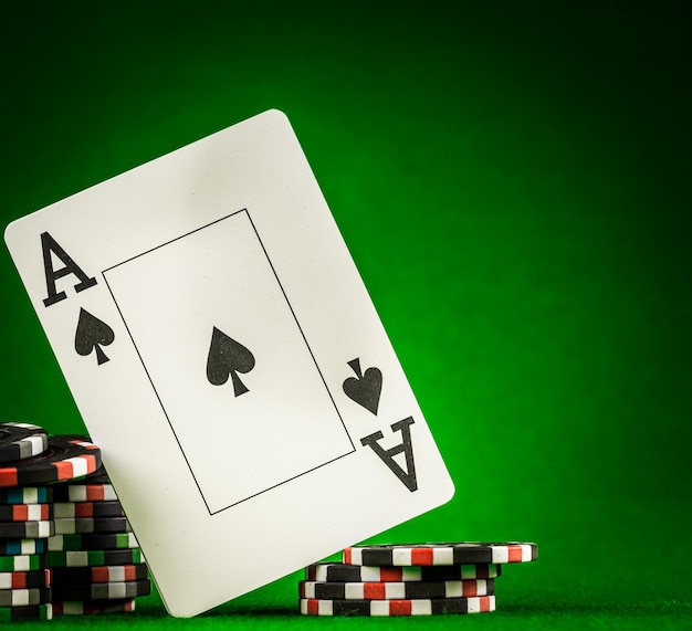 Stapel fiches en twee azen op de tafel op het groene laken - pokerspelconcept