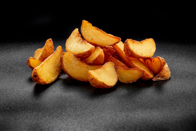 Stapel frietjes op zwarte achtergrond