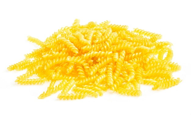 Stapel fusilli pasta close-up op hout achtergrond