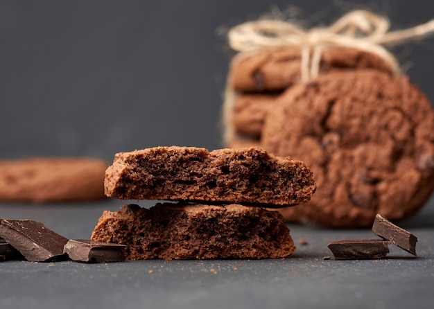 Stapel gebakken ronde chocoladeschilferkoekjes en stukjes chocolade