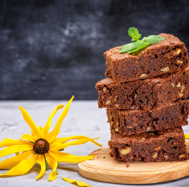 Stapel gebakken vierkante stukjes brownie taart