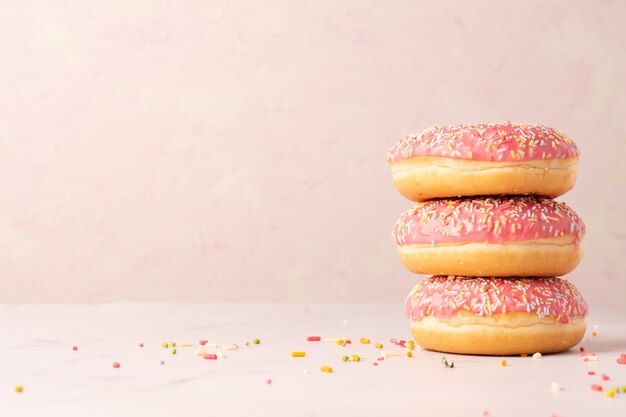 Foto stapel geglazuurde donuts met kopie ruimte en hagelslag