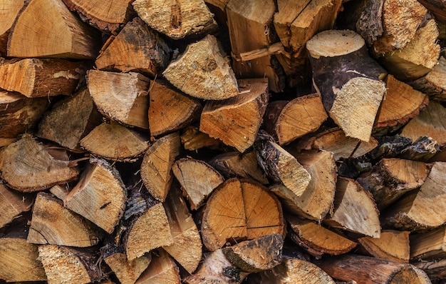 Stapel gehakte brandhout voorbereid op de winter