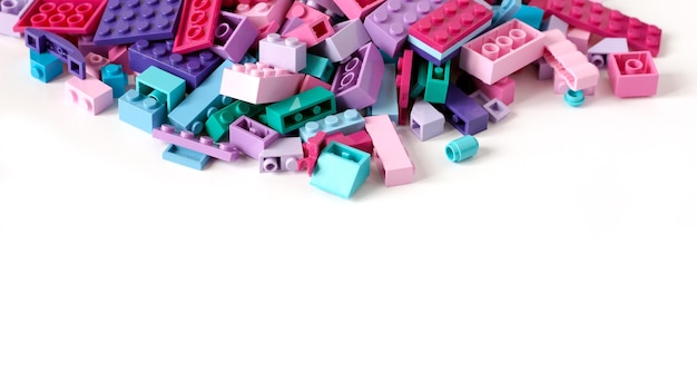 Stapel gekleurde speelgoedbakstenen die op witte achtergrond worden geïsoleerd