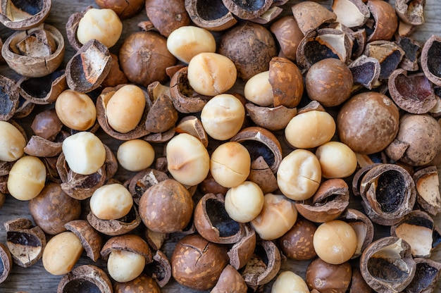 Stapel gepelde biologische Macadamia noten op houten tafel