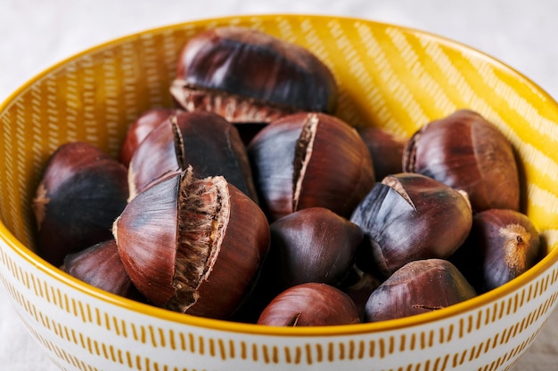 Stapel geroosterde kastanjes in kom