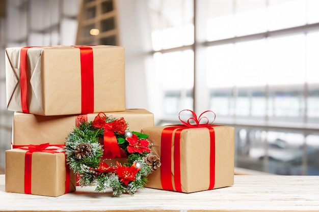 Stapel geschenken op de oude tafel