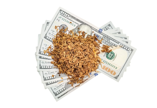 Stapel gesneden tabak op dollarbiljetten geïsoleerd op wit Bovenbeeld