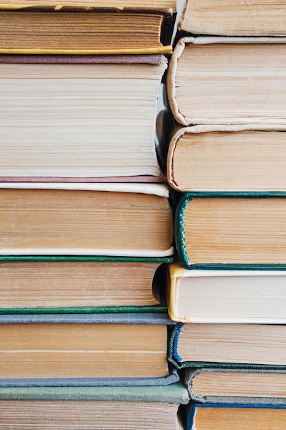 Foto stapel gestapelde oude boeken close-up