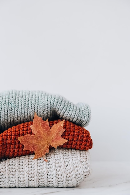 Stapel gezellige gebreide warme trui met herfst val esdoornblad truien in retro stijl oranje