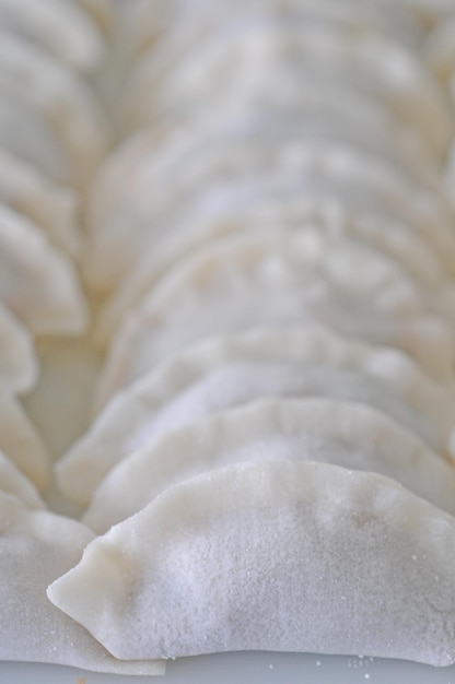 Stapel gezonde verse zelfgemaakte Chinese dumplings