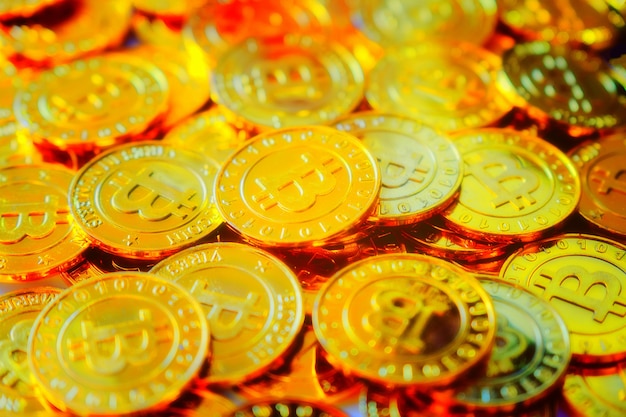 Stapel glod bitcoins met zachte focus