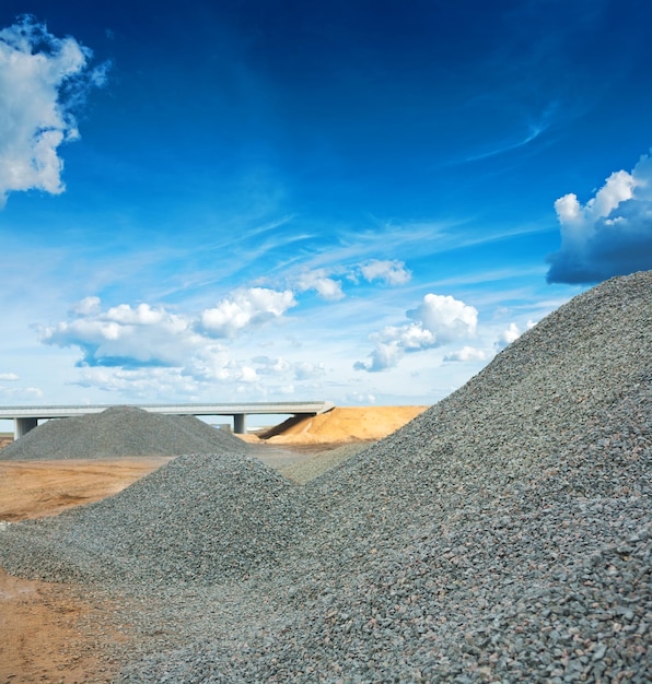 Stapel grijs granietgrind op het bouwconcept van de bouwwerf