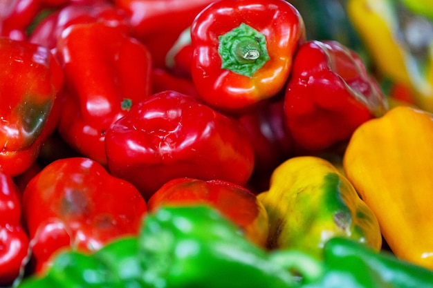 Stapel groene paprika's op een marktkraam