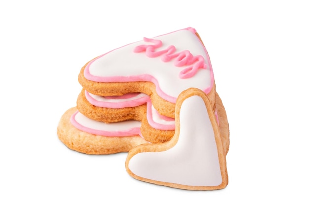 Stapel hartvormige koekjes met tekst love geïsoleerd op wit. romantisch handgemaakt gebak voor valentijn of trouwdag.