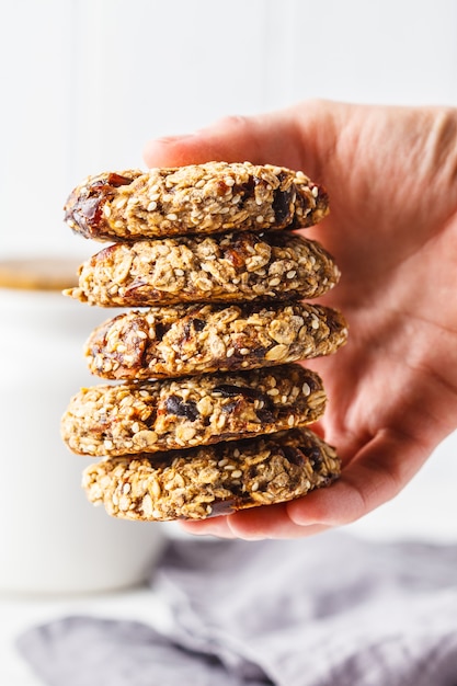 Stapel havermeelkoekjes met data. gezond dessertconcept.