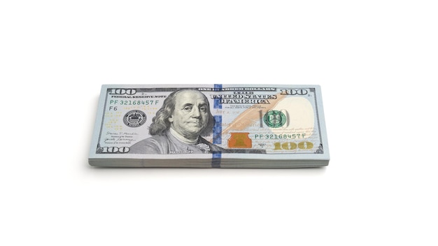 Stapel honderd-dollarbiljetten geïsoleerd op een witte achtergrond