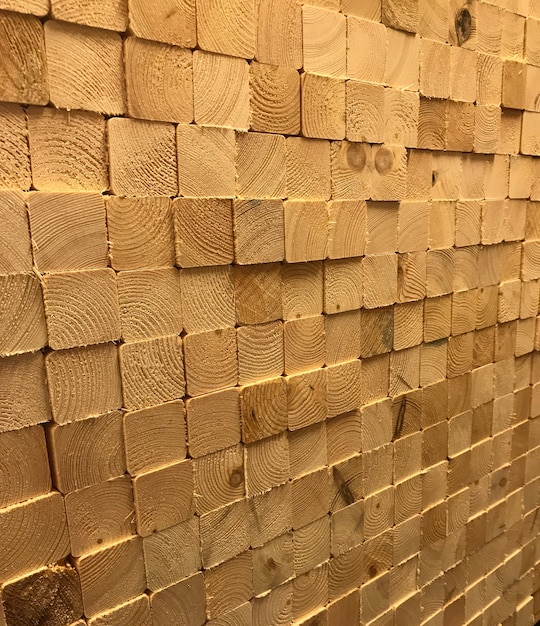 Stapel hout in de opslag van houtlogboeken voor de bouw of de industriële achtergrond van de werktextuur