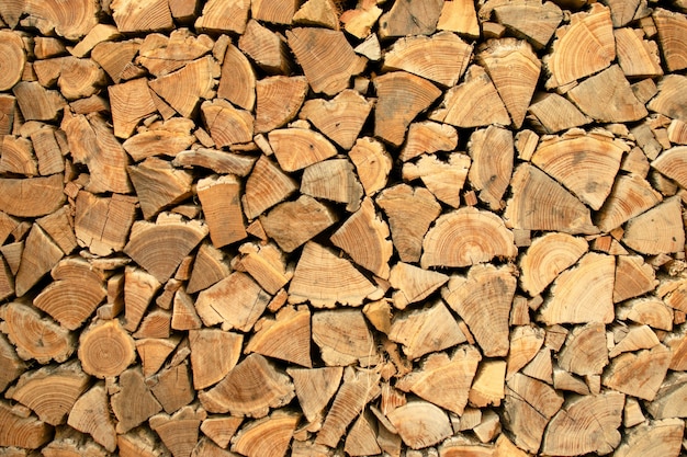 Stapel hout, Ruw hout om brandhout toe te passen als hernieuwbare energiebron.