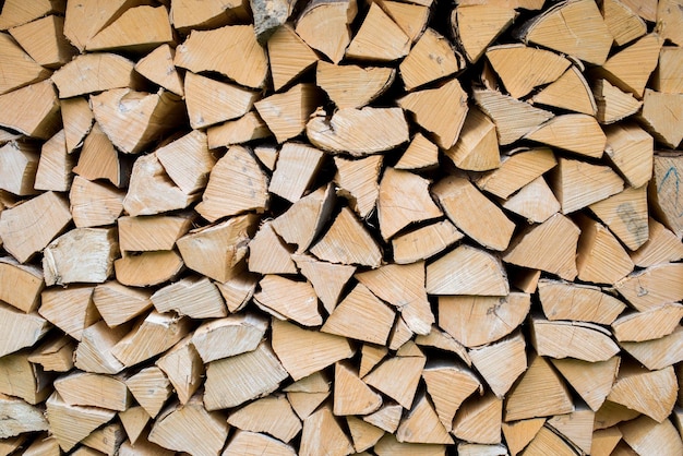 Stapel hout vormen een muur. Ecologie en ontbossing problemen in de natuur.