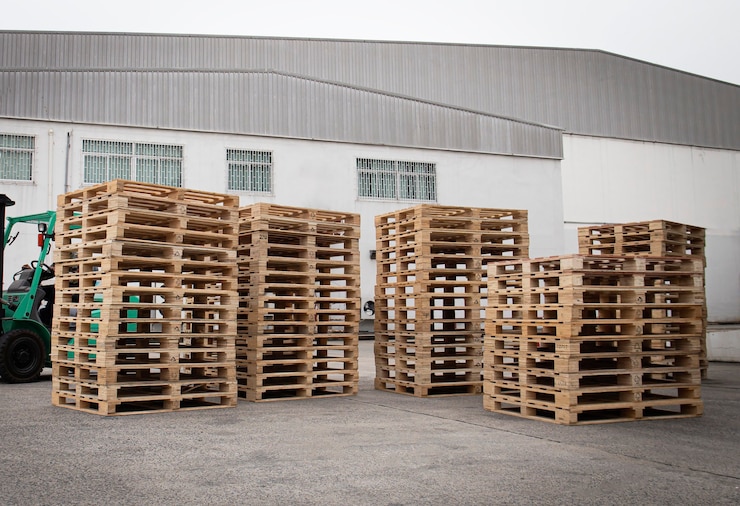 Foto stapel houten pallets bij the storage warehouse