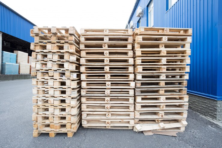 Foto stapel houten pallets in voorraad