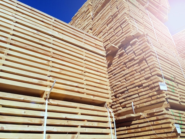 Stapel houten planken op de houtwerf