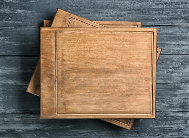 Stapel houten planken op tafel