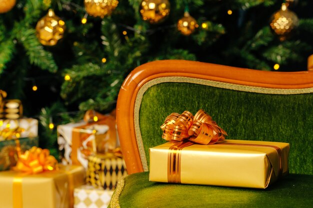 Stapel ingepakte groene en gouden cadeaus voor kerst