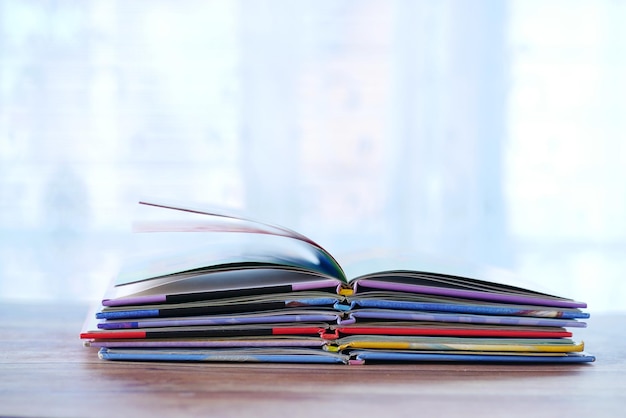 stapel kleurrijke boeken op tafel met kopieerruimte