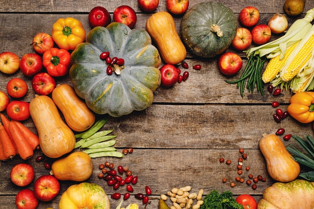 Foto stapel kleurrijke groenten en fruit o