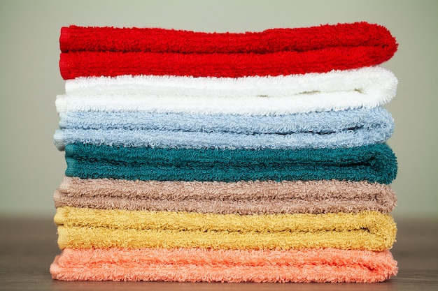 Stapel kleurrijke handdoeken in badkamers op lijst