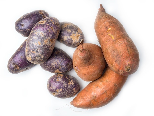 Stapel kleurrijke verse kleine aardappelen op een witte achtergrond