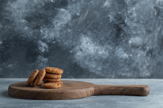 Foto stapel koekjes op tafel.