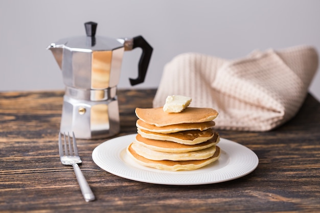 Stapel lekkere pannenkoeken met boter