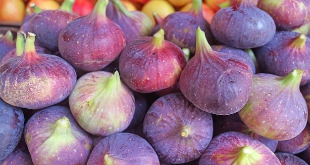 Stapel levendige paarse verse rijpe vijgen te koop op de lokale markt